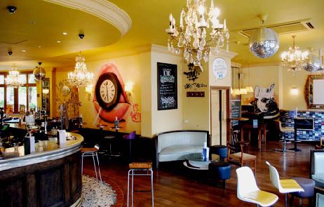 Le Truc — dining room with mural